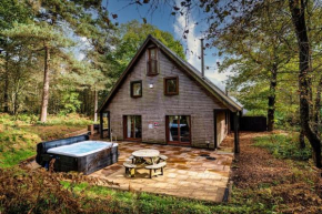Stanton, woodland lodge with hot tub for 14